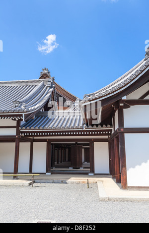 Gebäude aus Holz, Kogosho, Ogakumonjo und Kemarinoniwa vor Ort. Kaiserpalast in Kyoto, Japan Stockfoto