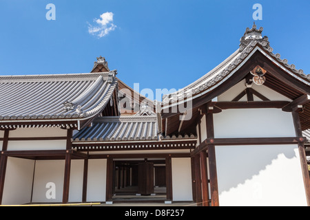 Gebäude aus Holz, Kogosho, Ogakumonjo und Kemarinoniwa vor Ort. Kaiserpalast in Kyoto, Japan Stockfoto