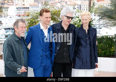 25. Mai 2013 - Cannes, Ca, Frankreich - JOHN verletzt, TOM HIDDLESTON, TILDA SWINTON, JIM JARMUSCH. Nur Liebhaber links lebendig Foto call.66th Cannes Film Festival.Cannes, France.May 25, 2013. (Kredit-Bild: © Roger Harvey/Globe Photos/ZUMAPRESS.com) Stockfoto