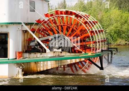 Ein Schaufelrad wird hier auf Raddampfer Schiff gesehen. Stockfoto