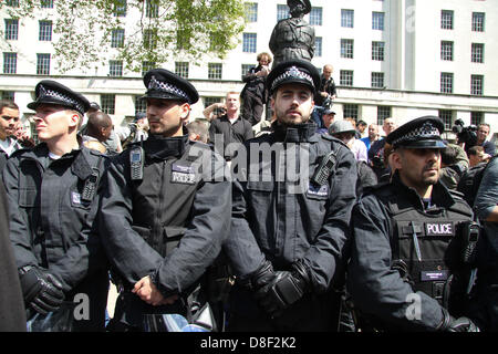 Die Polizei rund um die EDL (English Defense League) Mitglieder gesehen, als sie versuchten, sie neben der UAF (Unite Against Fascism) Mitgliedern zu halten. Kredit-David Mbiyu/Alamy Live-Nachrichten Stockfoto