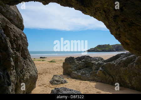 Ansicht von Broad Haven Beach aus innerhalb einer Höhle am Bosherston, auf der Pembrokeshire Coast National Park. Stockfoto