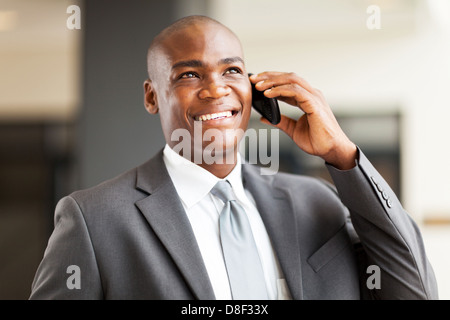 erfolgreicher US-amerikanischer Geschäftsmann, telefonieren mit Handy Stockfoto