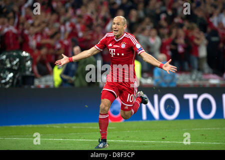 Arjen Robben (Bayern), 25. Mai 2013 - Fußball / Fußball: Arjen Robben von Bayern München feiert erzielte sein zweite Tor Seite während der UEFA Champions League Finale Match zwischen Borussia Dortmund 1-2 FC Bayern Munchen im Wembley Stadion in London, England. (Foto von Maurizio Borsari/AFLO) Stockfoto