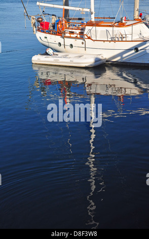 Segelboot Reflexion in Morro Bay, Kalifornien. Morro Bay am Pacific Highway 1 in Kalifornien ist ein schönes Fischerdorf. Stockfoto