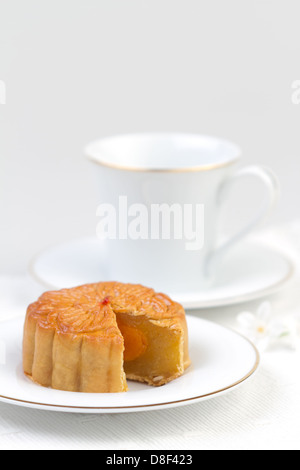 Mond Kuchen mit Tee, serviert traditionelle Süßspeise für den chinesischen Mitte Herbstfest Stockfoto