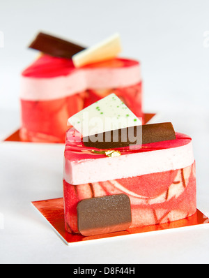 Erdbeer-Käse-Kuchen in Herzform für den Liebhaber am Valentinstag Stockfoto