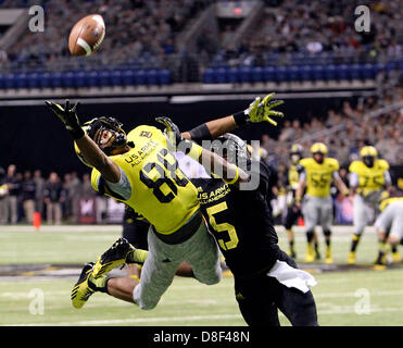 5. Januar 2013 stürzt - San Antonio, Texas, USA - Corey Robinson (88) von San Antonio christlichen für einen Fang-Versuch gegen Kendall Fuller (05) unsere Liebe Frau vom guten Rat in Olney, Maryland im ersten Halbjahr 2013 US Armee All-American Bowl an der Alamodome auf Samstag, 5. Januar 2013. Das Ost-Team besiegte im Westen, 15: 8. (Kredit-Bild: © San Antonio Express-News/ZUMAPRESS.com) Stockfoto