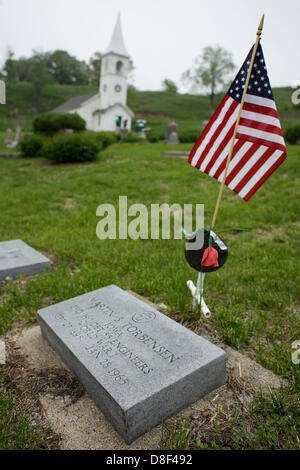 26. Mai 2013 gelegt - Moorehead, Iowa, USA - A Grab eines ehemaligen Veteranen in der Ingemann dänische lutherische Kirche Friedhof ruhen. Bethesda Lutheran Church, Moorehead, Iowa, Pastor Carla Johnsen präsidierte einem Gedenktag-Gottesdienst am Sonntag, in der Kirche. Auf Monona County Road E54 in der Nähe von Moorehead, Iowa, die Kirche wurde erbaut im Jahre 1884 von dänischen Einwanderern, und jedes Jahr ein Gottesdienst statt, am Sonntag vor Memorial Day, um Geschichte, Familie und gefallenen Soldat innen erinnern. (Kredit-Bild: © Jerry Mennenga/ZUMAPRESS.com) Stockfoto