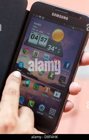Hand hält Samsung Hinweis smartphone Stockfoto