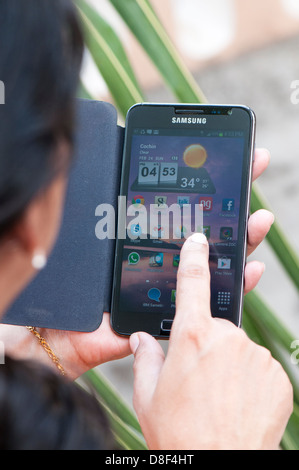 Indische Frauen mit mobilen Rückansicht Stockfoto