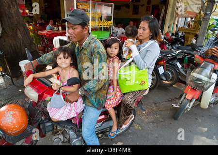 Komplette Familie auf einem Motorrad in Phnom Penh, Kambodscha Stockfoto