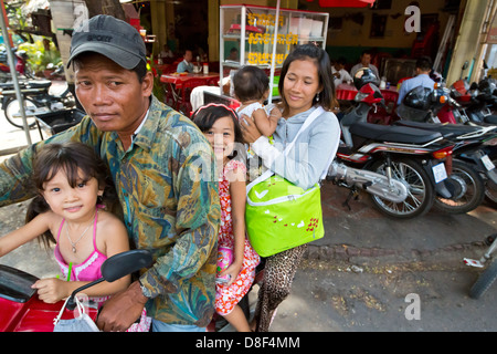 Komplette Familie auf einem Motorrad in Phnom Penh, Kambodscha Stockfoto