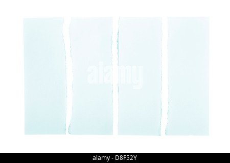 Blaues Papierstreifen auseinander gerissen und auf einem weißen Hintergrund isoliert Stockfoto