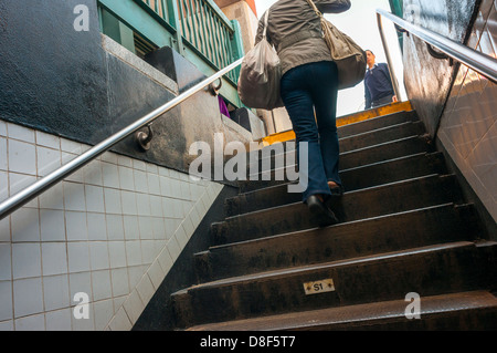 New York, NY 27. Mai 2013 Straphangers verwenden Sie die u-Bahnen Schritte im Stadtteil Soho von New York, Stockfoto