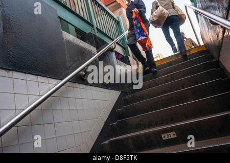 New York, NY 27. Mai 2013 Straphangers verwenden Sie die u-Bahn-Schritte im Stadtteil Soho von New York, Stockfoto