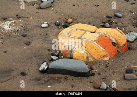 Abschnitt der Mauer von Meer getragen. Stockfoto