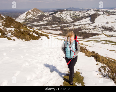 Eine Frau Walker auf Caer Caradoc einem berühmten Hügel mit einer alten Wallburg auf dem Gipfel oberhalb Kirche Stretton Stockfoto