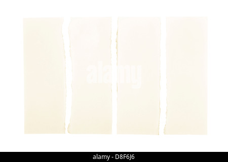 Gelben Papierstreifen auseinander gerissen und auf einem weißen Hintergrund isoliert Stockfoto