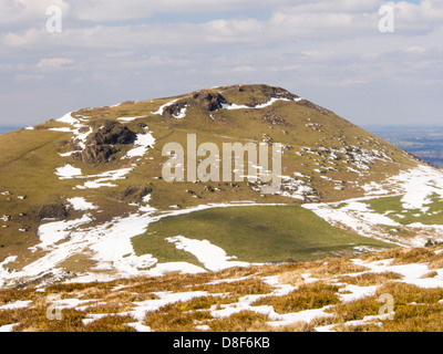 Caer Caradoc einem berühmten Hügel mit einer alten Wallburg auf dem Gipfel oberhalb Kirche Stretton in Shropshire, England. Stockfoto