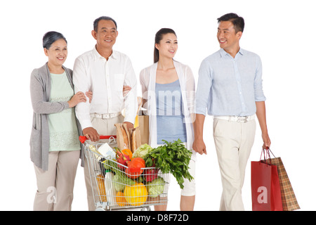 Altes Ehepaar und junges Paar mit Warenkorb einkaufen Stockfoto