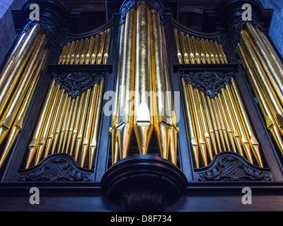 Die Kirchenorgel in der Kirche St. Lawrences in Ludlow, Shropshire, UK. Stockfoto