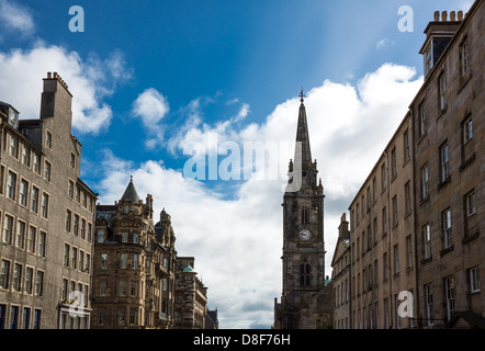 Großbritannien, Schottland, Edinburgh, der Royal Mile, der Holyrood, Blickrichtung, mit Tron Kirk Bell tower im Hintergrund. Stockfoto