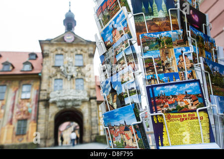 Eine Postkarte Rack steht vor das Tor des alten Rathaus in Bamberg, Deutschland, 28. Mai 2013. BAmberg ist seit 20 Jahren ein UNESCO-Weltkulturerbe-Stadt. Foto: DAVID EBENER Stockfoto