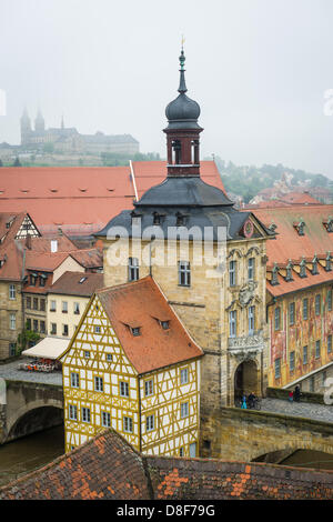 Der Nebel zeigt die Ansicht der Abtei Michaelsberg (L) und das alte Rathaus in Bamberg, Deutschland, 28. Mai 2013. BAmberg ist seit 20 Jahren ein UNESCO-Weltkulturerbe-Stadt. Foto: DAVID EBENER Stockfoto