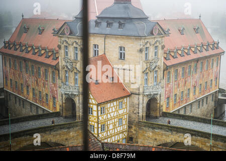 Das alte Rathaus spiegelt sich in einer Fensterscheibe in Bamberg, Deutschland, 28. Mai 2013. BAmberg ist seit 20 Jahren ein UNESCO-Weltkulturerbe-Stadt. Foto: DAVID EBENER Stockfoto