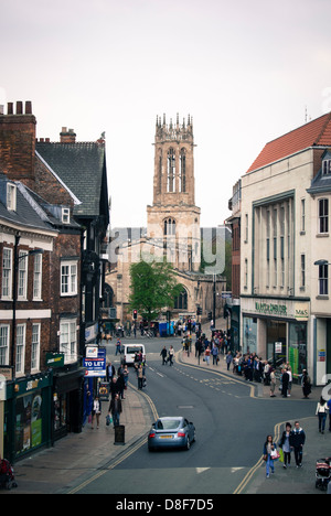 Blick entlang der Fahrbahn, York, UK in Richtung Allerheiligen-Kirche. Stockfoto