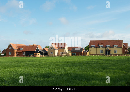 Neu gebaute Häuser (2013) auf der grünen Wiese in Suffolk UK Stockfoto