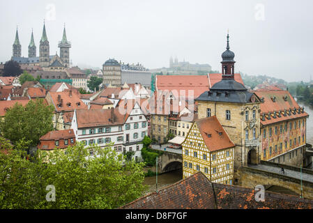 Der Nebel zeigt der Blick auf den Dom (L-R), Michaelsberg Abbey und das alte Rathaus in Bamberg, Deutschland, 28. Mai 2013. BAmberg ist seit 20 Jahren ein UNESCO-Weltkulturerbe-Stadt. Foto: DAVID EBENER Stockfoto