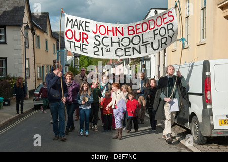 Eltern und Einwohner von Presteigne, Powys, Wales, Großbritannien, protestieren gegen die Schließung der Sekundarschule der Stadt, John Beddoes Stockfoto