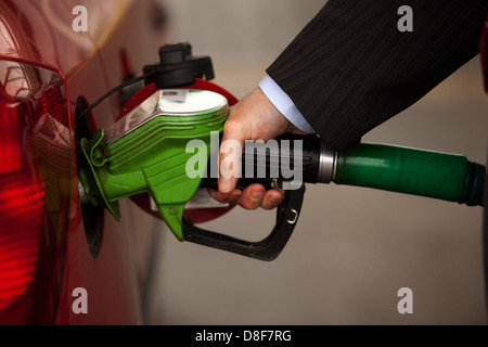 Betanken des Fahrzeugs an der Tankstelle Tankstelle Stockfoto