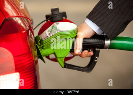 Das Auto an der Tankstelle tanken Stockfoto