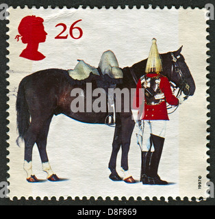 UK - CIRCA 1997: Eine Briefmarke gedruckt in UK zeigt Bild von Rettungsschwimmern Pferd und Reiter,'' The Queens Pferde. 50. Jahrestag der British Horse Society, ca. 1997. Stockfoto