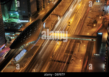 U-Bahnstation auf der Sheikh Zayed Road, Dubai, Vereinigte Arabische Emirate Stockfoto