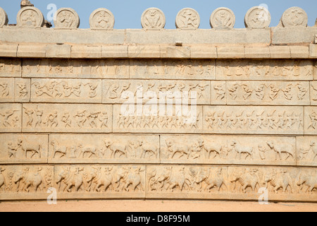 Kunstvoll geschnitzte Relief, Hazararama Tempel, Hampi, Indien Stockfoto