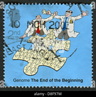 UK - CIRCA 2003: Eine Briefmarke in UK zeigt Bild von profiliert das Genom Puzzle, 50. Jahrestag der Entdeckung der DNA, circa 2003 gedruckt. Stockfoto