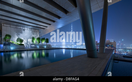 Burj Khalifa vom Pool auf Dach der Wohnturm in Business Bay, Dubai, Vereinigte Arabische Emirate Stockfoto