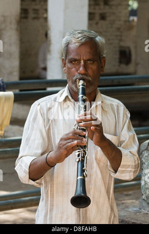 Asien, Indien, Karnataka, Mahakuta, Portrait eines indischen Musikers mit seinem instrument Stockfoto