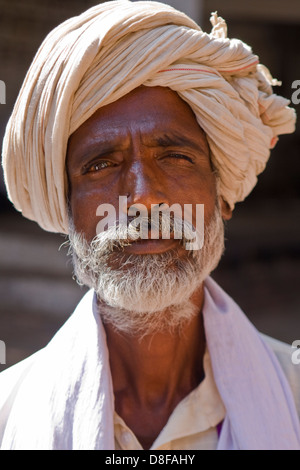 Asien, Indien, Karnataka, Mahakuta, Porträt von einem indischen Mann mit turban Stockfoto