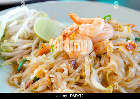 Rühren Sie gebratene Nudeln mit Shrimps, Ei, Zitrone und frischem Gemüse Stockfoto