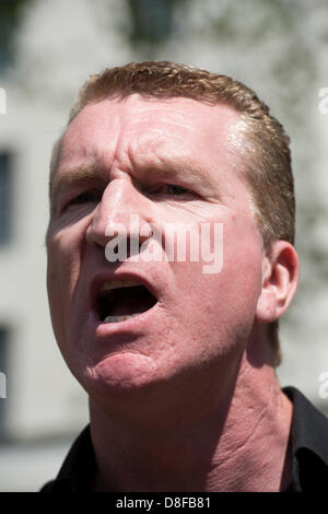 London, UK. 27. Mai 2013. EDL Führer Kevin Carroll schreit antifaschistische Demonstranten während einer Kundgebung vor Whitehall in London. Die EDL-Kundgebung wurde zur Unterstützung der britischen Truppen in der Nachmahd der Ermordung von Schlagzeuger Lee Rigby inszeniert. 27. Mai 2013. Bildnachweis: Stephen Ford / Alamy Live News Stockfoto