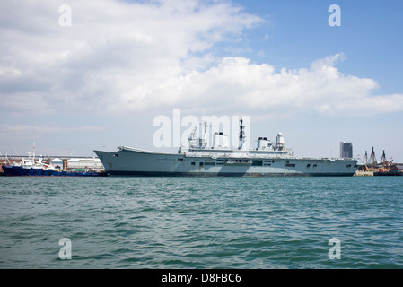 HMS Ark Royal vor Anker im Hafen von Portsmouth Stockfoto