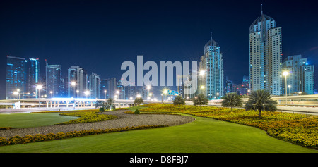 Jumeirah Lake Towers und Dubai Marina bei Nacht, Vereinigte Arabische Emirate Stockfoto