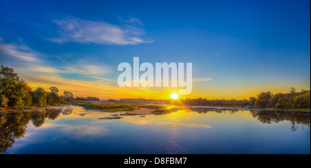 Gute Morgen. See am Sonnenaufgang. Stockfoto