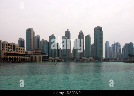 Burj Khalifa Lake und Souk Al Bahar mit Skyline von Downtown Dubai Stockfoto