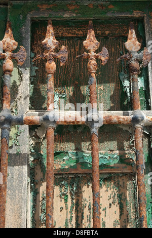 Rostige Bars über Fensterläden auf alten Militärgebäude, Es Castell, Menorca, Spanien Stockfoto